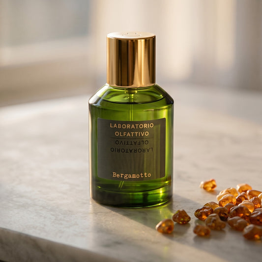 Laboratorio Olfattivo Bergamotto EDP on polished limestone with benzoin resin pebbles arranged loosely