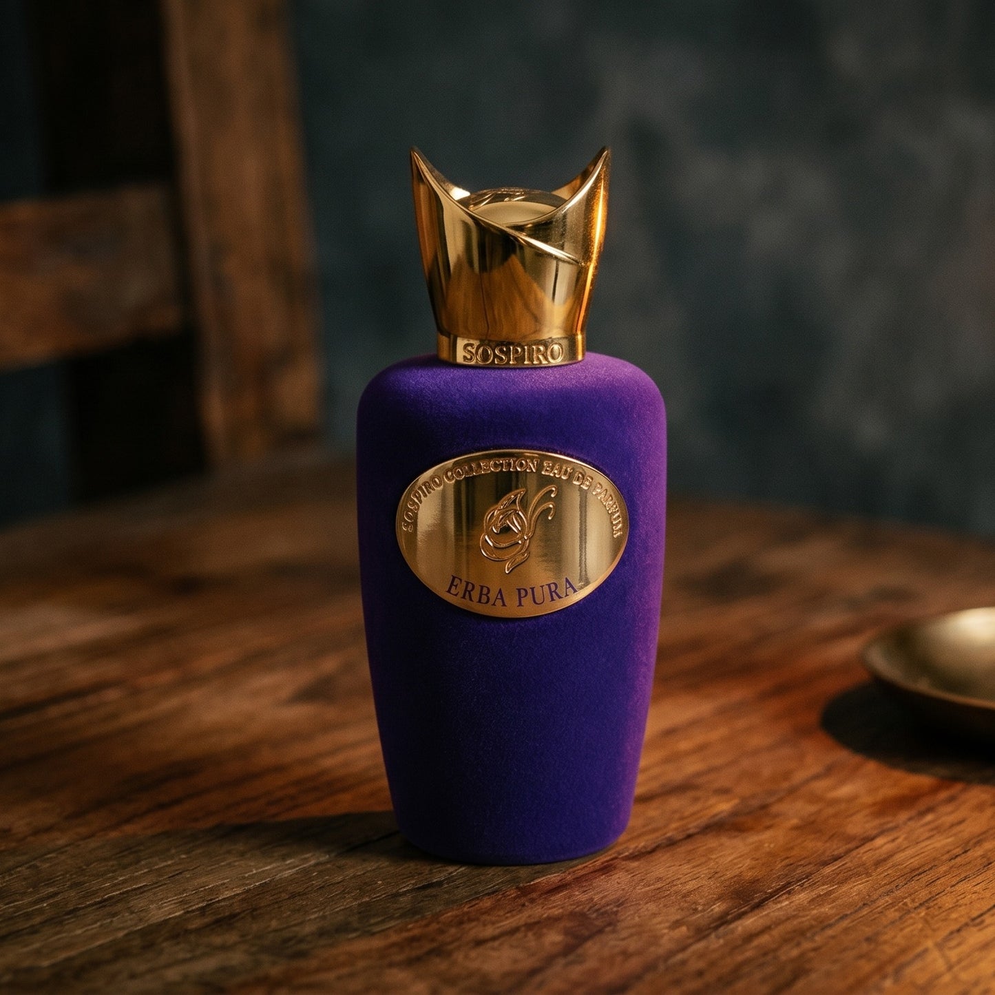 Sospiro Erba Pura EDP on reclaimed oak surface with a glass hurricane lamp softly glowing